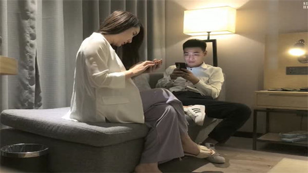 温柔御姐胸前白嫩奶子鼓胀 气质撩人诱惑无限